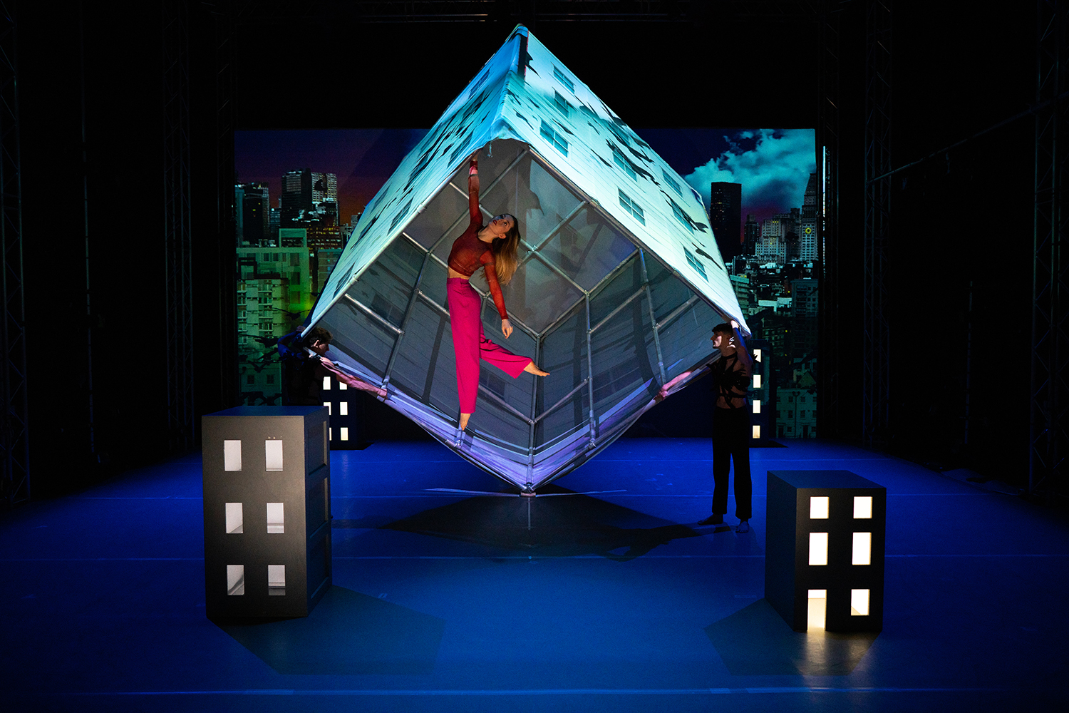 Motionhouse Nobody Birmingham Hippodrome